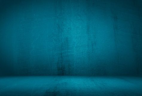 复古格伦蓝色混凝土纹理工作室墙壁背景与渐晕。 复古格伦蓝色混凝土纹理工作室墙壁背景与渐晕。