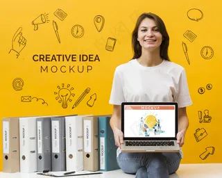 带笔记本电脑的笑脸女性