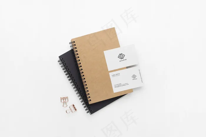 白色背景上的固定模型样机psd模版下载