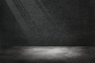 具有聚光灯产品背景的深灰色水泥墙
