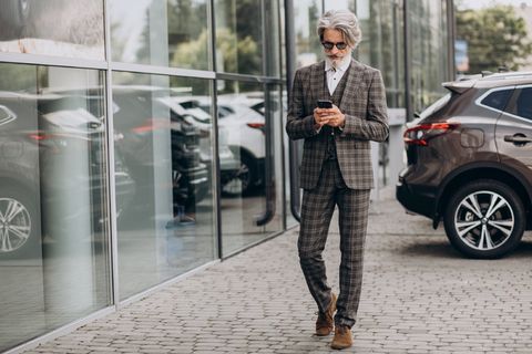 高级商务人员在打电话