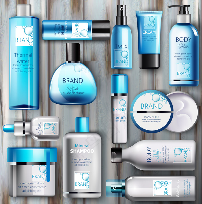 在木制背景上放置文字的化妆品套装。热水、血清、面霜、乳液、面膜、防晒霜、喷雾、补品、香水和洗发水。现实的