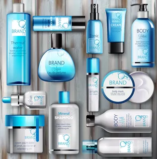 在木制背景上放置文字的化妆品套装。热水、血清、面霜、乳液、面膜、防晒霜、喷雾、补品、香水和洗发水。现实的