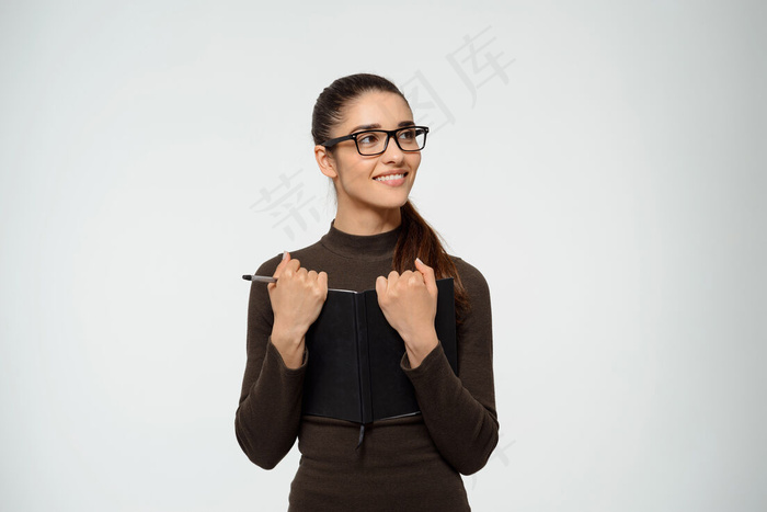 年轻的女经理，助理做笔记，微笑着