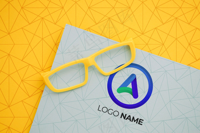 带有公司标志名称的黄色框架透镜