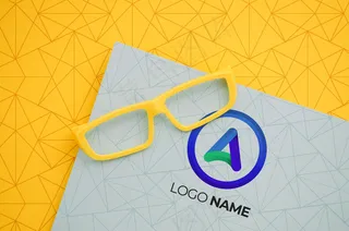 带有公司标志名称的黄色框架透镜