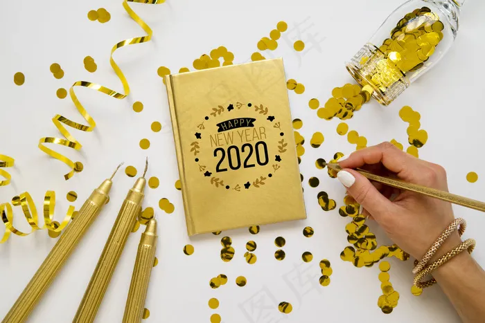 记事本和金色配件，带手动俯视图psd模版下载