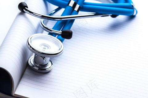 用听诊器放在桌子上的空处方