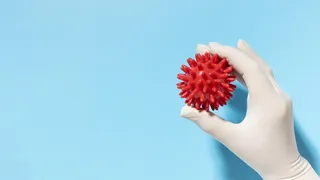 带复制空间的带病毒手套的手的顶部视图