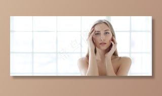 金发女郎摆姿势