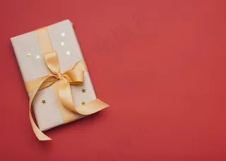 礼物覆盖着金色的星星和复制空间