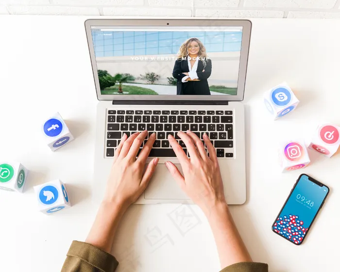 带有社交网络概念的笔记本电脑模型样机psd模版下载