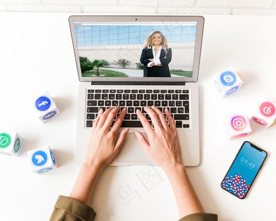 带有社交网络概念的笔记本电脑模型样机