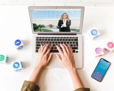 带有社交网络概念的笔记本电脑模型样机