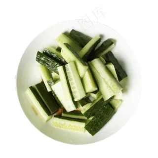一盘新鲜的黄瓜片免抠图