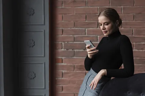 侧视使用手机的女性