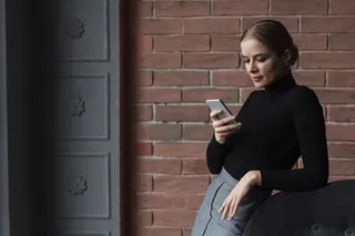 侧视使用手机的女性