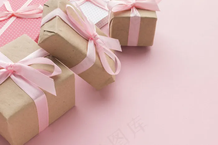 高角度粉色礼品，带复印空间