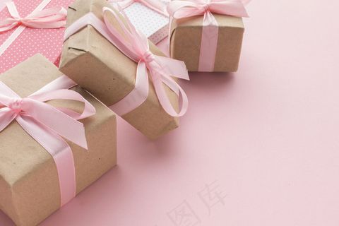 高角度粉色礼品，带复印空间
