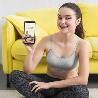 手持手机模型样机的健身女士