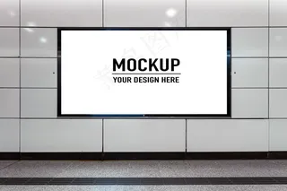 空白广告牌位于地下大厅或地铁内，用于广告、实体模型样机概念