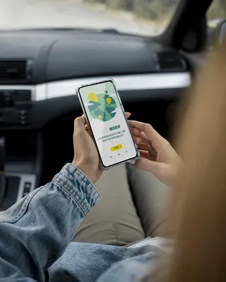 手持模拟智能手机的旅行者