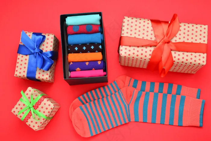 五颜六色的收集棉袜作为礼物送给女人。