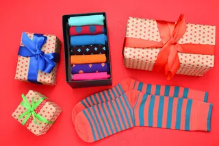 五颜六色的收集棉袜作为礼物送给女人。