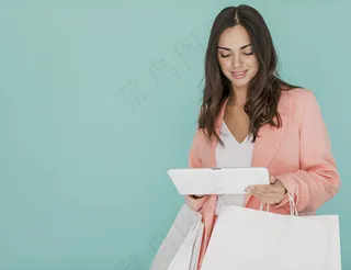 蓝色背景上有购物网和平板电脑的女士