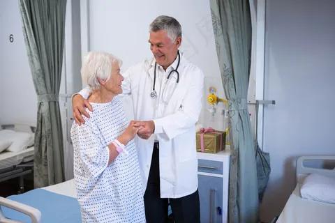 病房内协助老年病人的医生