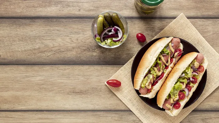 带热狗和复印空间的顶视图框架