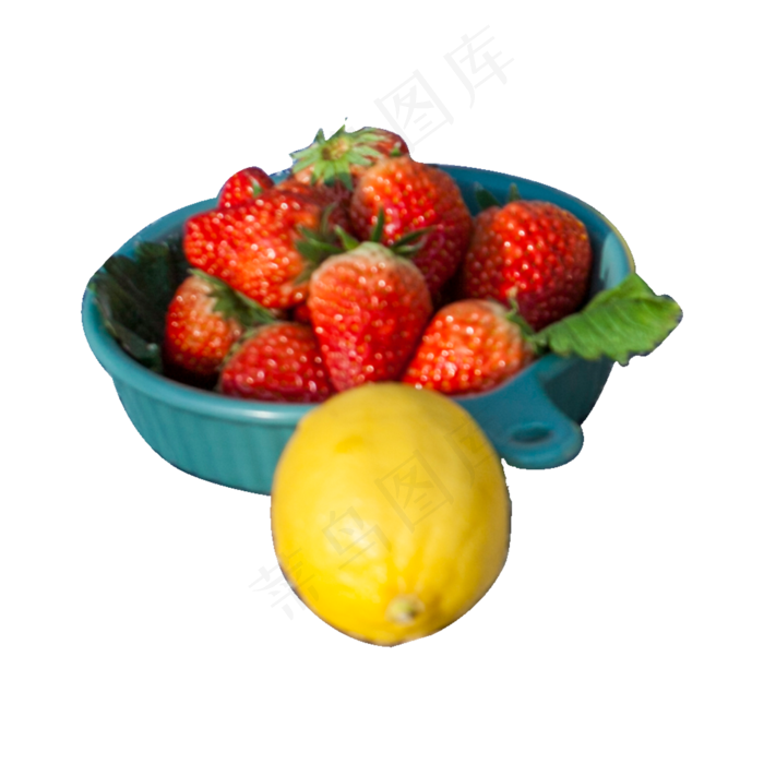 一碟美味的草莓和一个柠檬