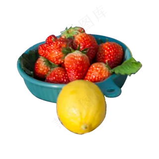一碟美味的草莓和一个柠檬