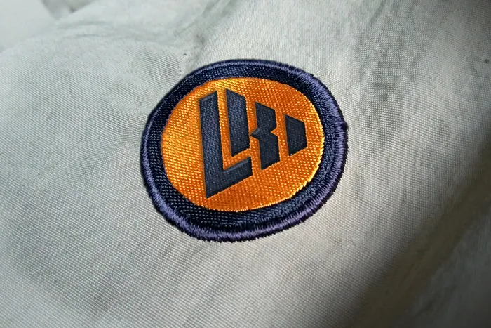 刺绣标志模型样机psd模版下载