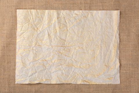 帆布麻布上皱巴巴的旧纸片。