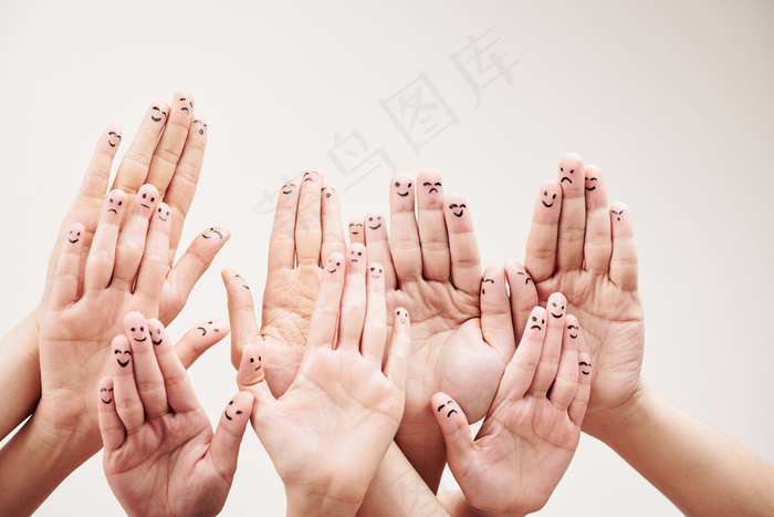 人们手上的笑脸