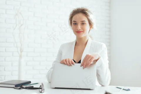 办公室里年轻漂亮女人的画像。 办公室里年轻漂亮女人的画像。