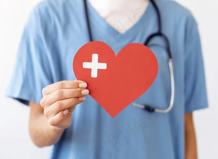 女医生手捧纸心正面图