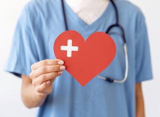 女医生手捧纸心正面图