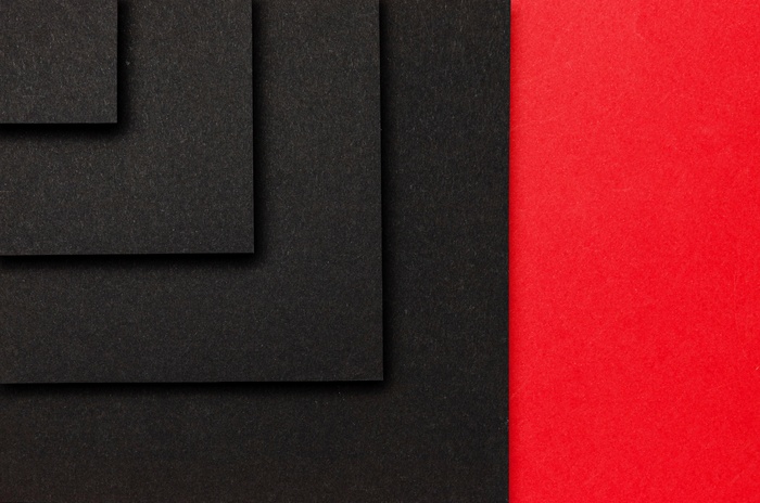 红色背景上的黑色方块层