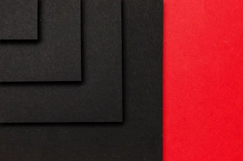 红色背景上的黑色方块层 红色背景上的黑色方块层