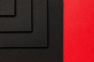 红色背景上的黑色方块层
