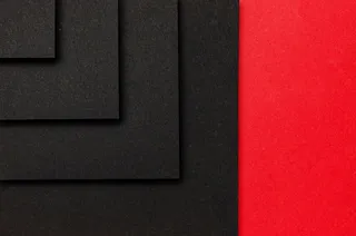 红色背景上的黑色方块层