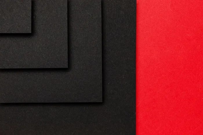 红色背景上的黑色方块层 红色背景上的黑色方块层