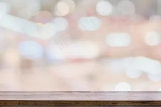 空白木质桌面柜台在明亮的(bokeh)散景内部模糊背景上