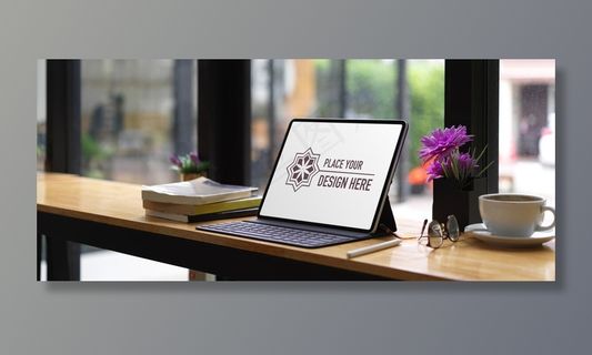 带模拟平板电脑和文具的工作场所