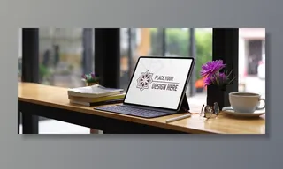 带模拟平板电脑和文具的工作场所