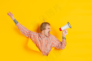 黄色破洞背景上的年轻人肖像