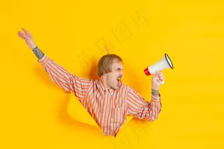 黄色破洞背景上的年轻人肖像