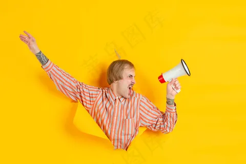 黄色破洞背景上的年轻人肖像 黄色破洞背景上的年轻人肖像